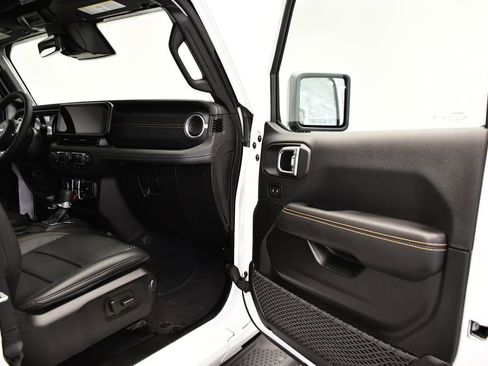 Used 2025 Jeep Wrangler Sahara image 42