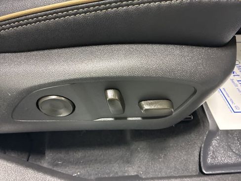 Used 2025 Chevrolet Traverse High Country image 30