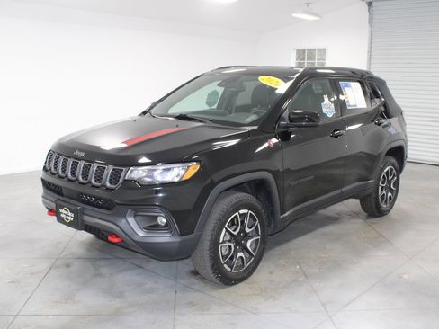 Used 2024 Jeep Compass Trailhawk image 4