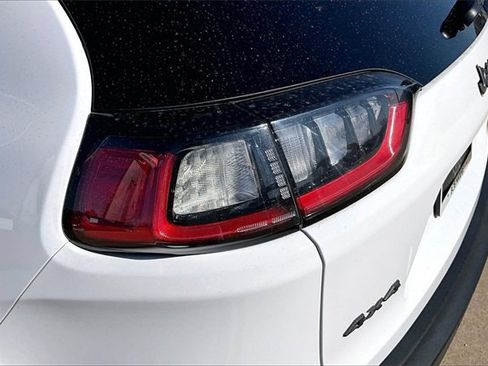 Used 2019 Jeep Cherokee Trailhawk image 32