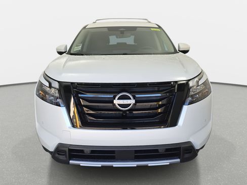 New 2025 Nissan Pathfinder SL image 2