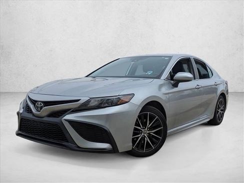 Used 2021 Toyota Camry SE image 1