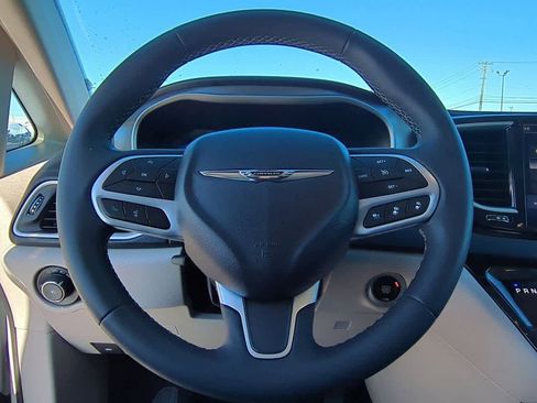 Used 2024 Chrysler Pacifica Touring-L image 15