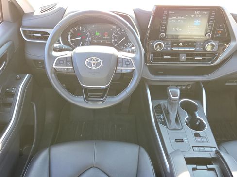 Used 2021 Toyota Highlander XLE image 17