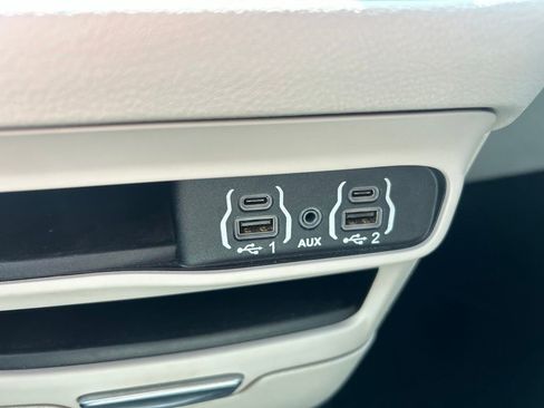 Used 2023 Chrysler Pacifica Touring-L FWD image 23