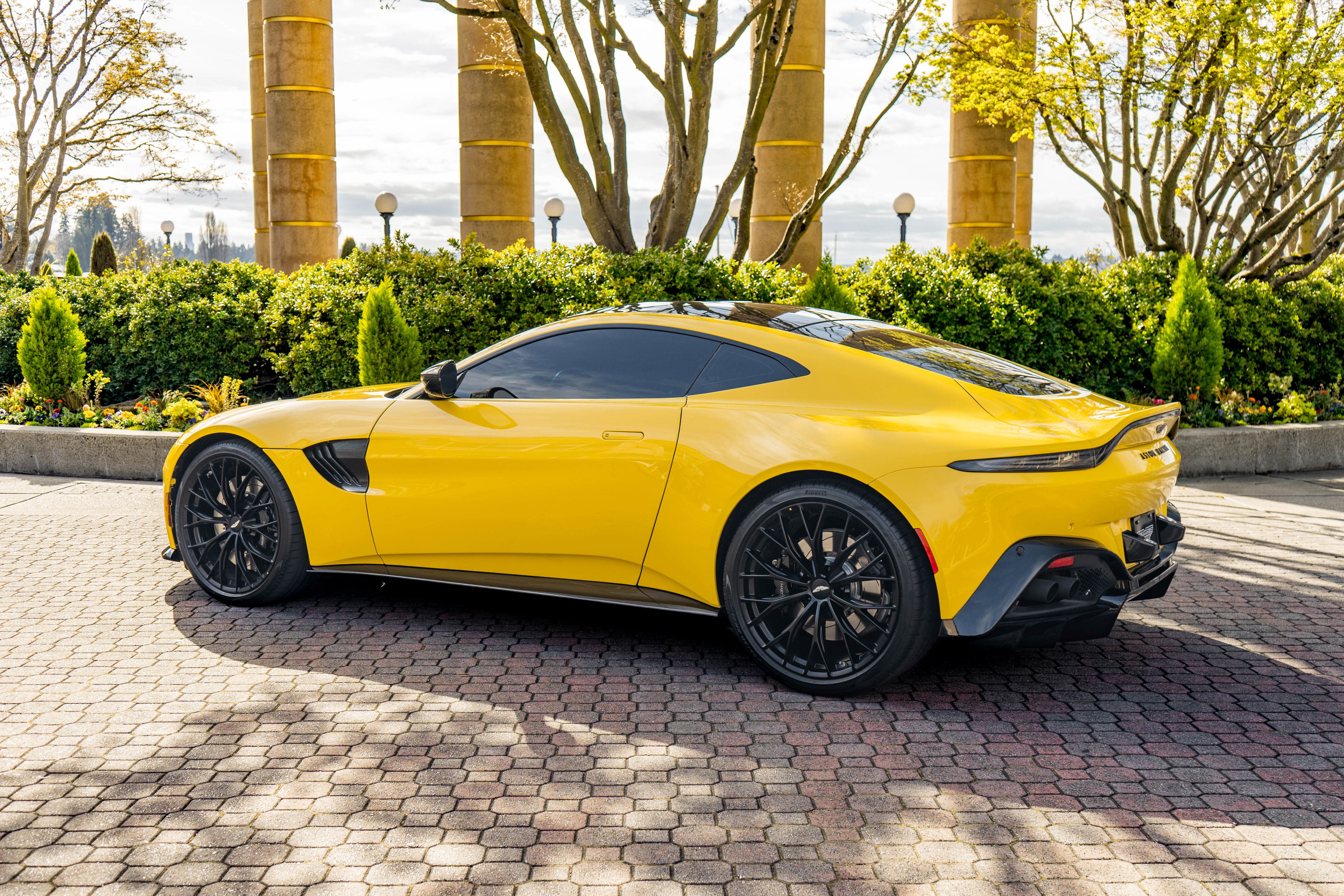 Used 2023 Aston Martin V8 Vantage Coupe RWD image 2