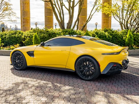 Used 2023 Aston Martin V8 Vantage Coupe image 2