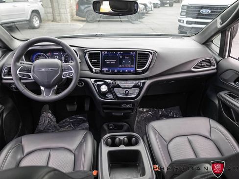 Used 2025 Chrysler Pacifica Select FWD image 34