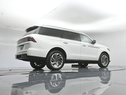 Used 2025 Lincoln Navigator Reserve AWD/4WD image 52