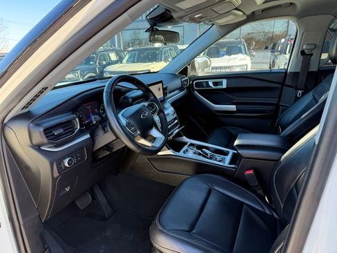 Used 2022 Ford Explorer XLT w/ Equipment Group 202A image 3