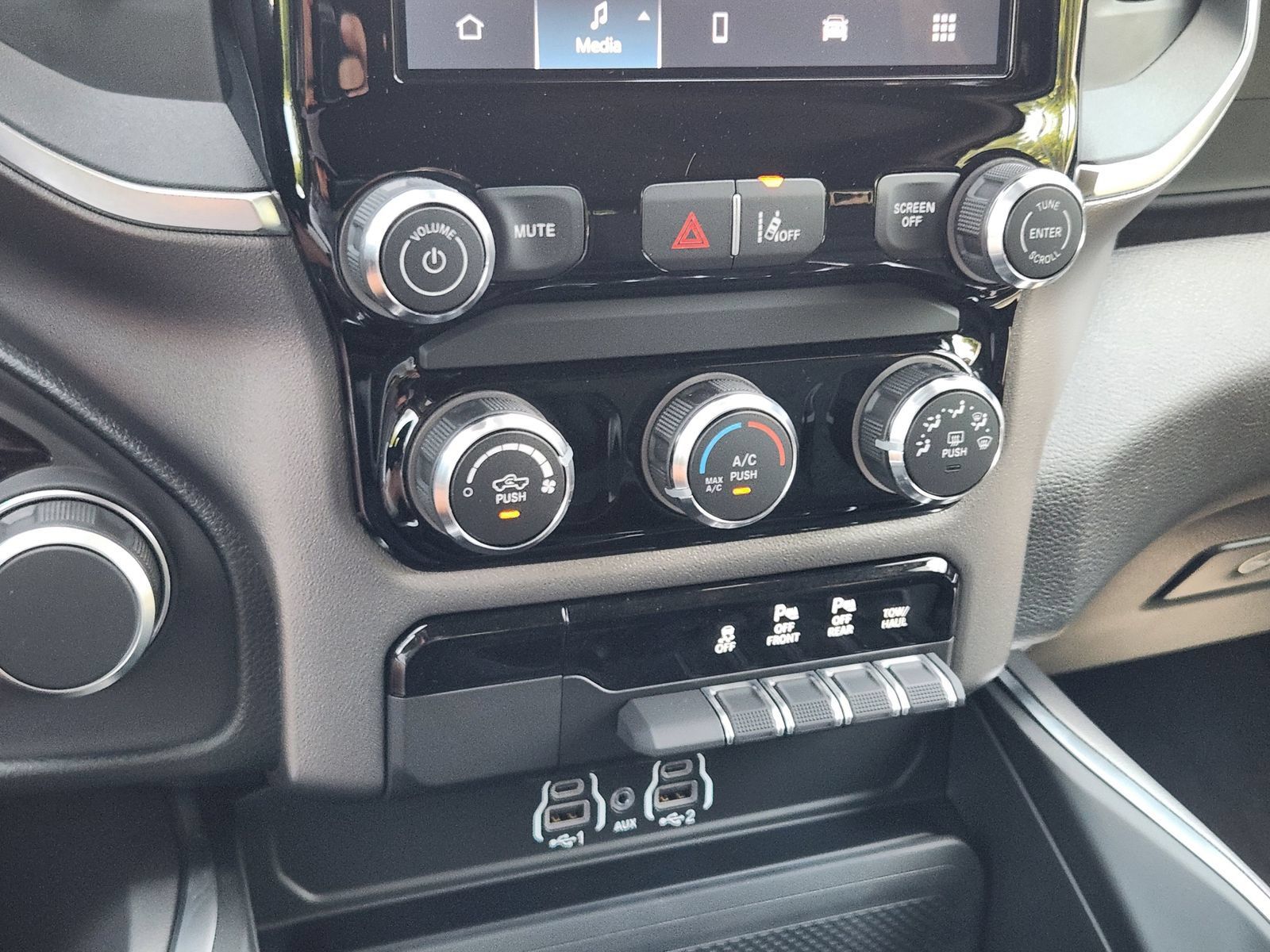 New 2026 RAM 1500 Express AWD/4WD image 18