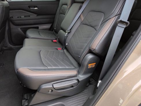 Certified 2024 Nissan Pathfinder Platinum image 30