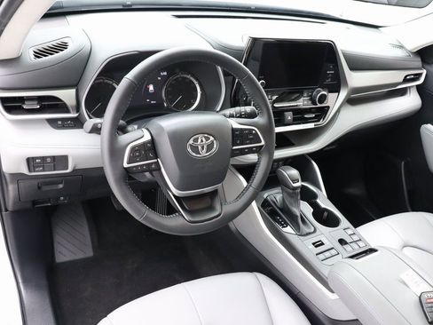 Used 2024 Toyota Highlander XLE image 12