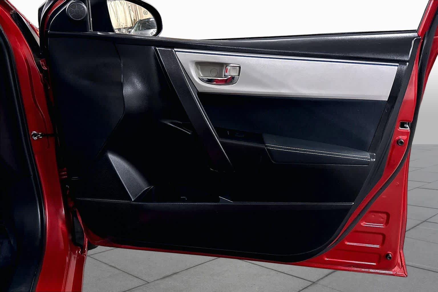 Used 2015 Toyota Corolla LE FWD image 22