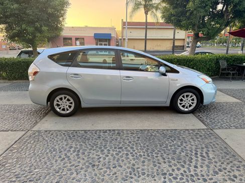 Used 2012 Toyota Prius V Two image 4