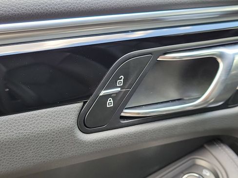 Certified 2025 Porsche Macan AWD/4WD image 25