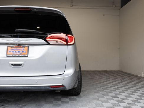 Used 2020 Chrysler Pacifica Limited image 12