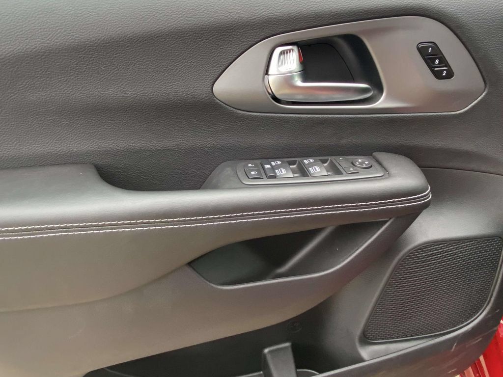 New 2027 Chrysler Pacifica Select FWD image 13