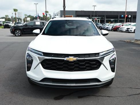 Used 2024 Chevrolet Trax LT w/ Sunroof Package FWD image 2