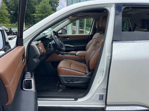 Used 2023 Nissan Pathfinder Platinum FWD image 29