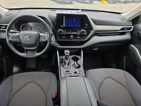 Used 2024 Toyota Highlander LE AWD/4WD image 14