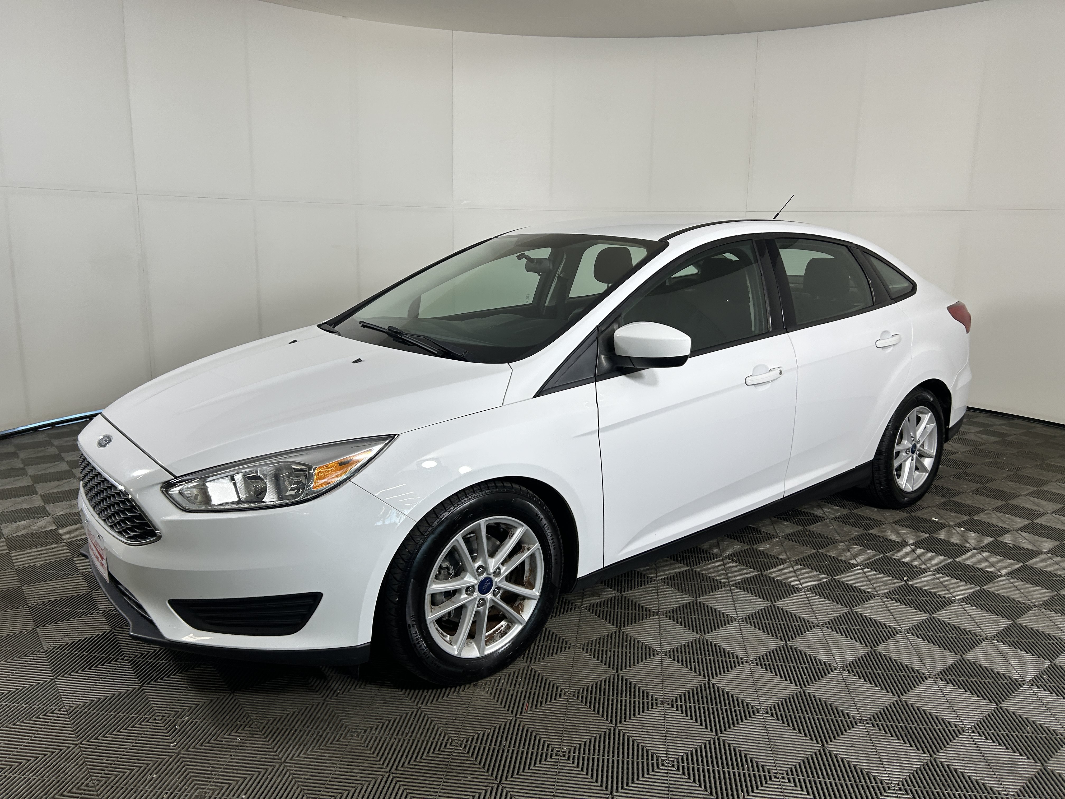 Used 2018 Ford Focus SE FWD image 1