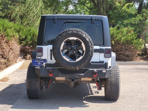 Used 2017 Jeep Wrangler Unlimited Rubicon w/ Connectivity Group AWD/4WD image 6