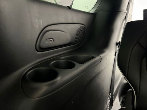 Used 2025 Chrysler Pacifica Limited image 38