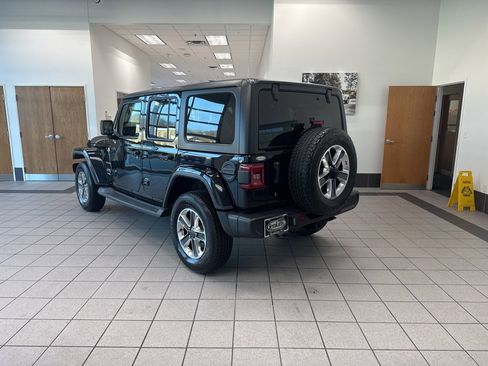 Used 2019 Jeep Wrangler Unlimited Sahara image 16