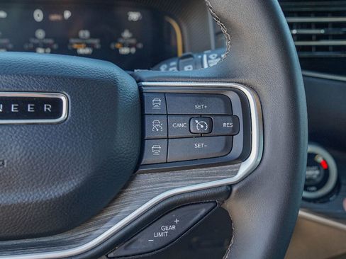 Used 2024 Jeep Wagoneer Series II w/ Flexible Seating Group image 13