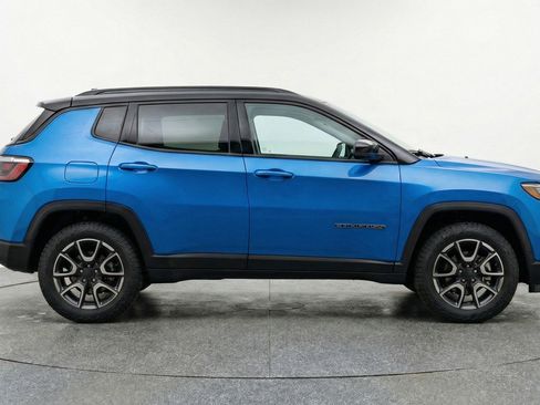 Used 2025 Jeep Compass Trailhawk AWD/4WD image 11
