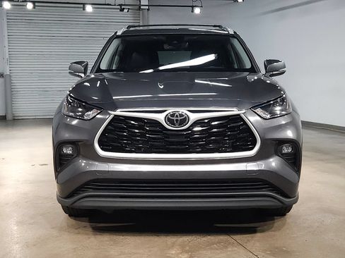 Used 2023 Toyota Highlander XLE AWD/4WD image 2