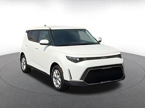 Used 2025 Kia Soul LX w/ LX Technology Package FWD image 2