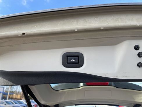 Used 2016 Nissan Rogue SL w/ SL Premium Package image 18