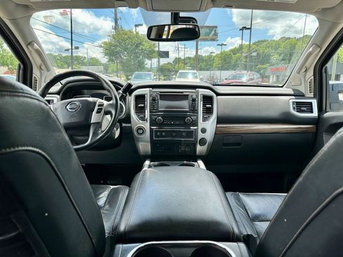 Used 2017 Nissan Titan SL w/ SL Towing Convenience Package RWD image 7