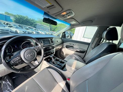 Used 2019 Kia Sedona EX FWD image 9