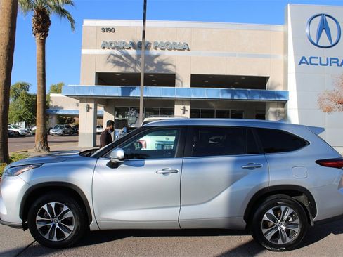 Used 2023 Toyota Highlander XLE image 2