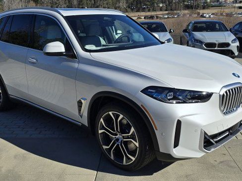 New 2026 BMW X5 xDrive50e w/ Climate Comfort Package AWD/4WD image 4