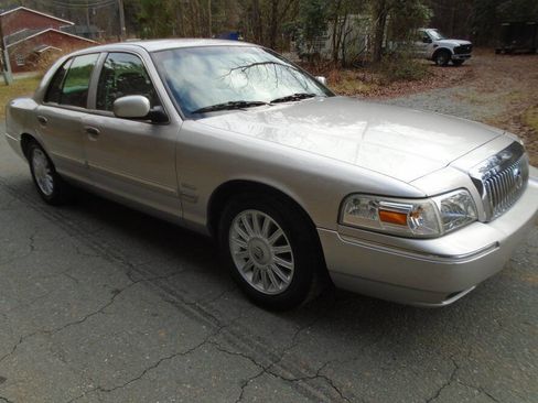 Used 2010 Mercury Grand Marquis LS image 3