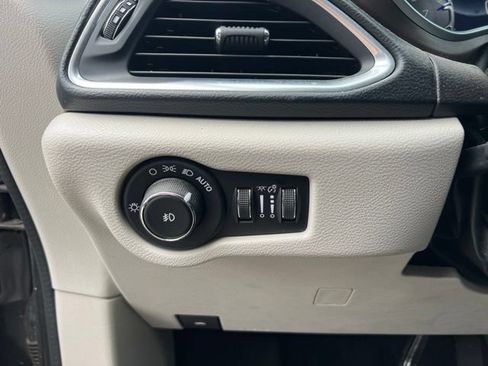 Used 2018 Chrysler Pacifica Touring-L Plus FWD image 18