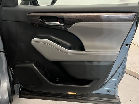 Certified 2022 Toyota Highlander Platinum image 24