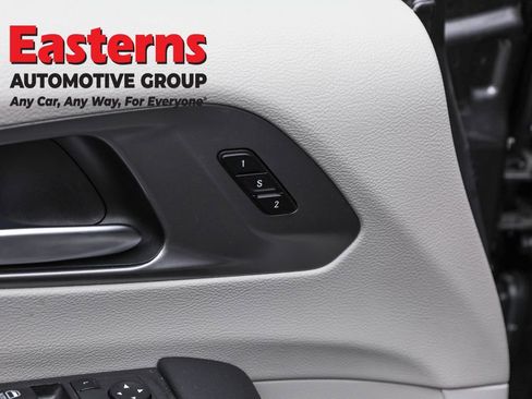 Used 2023 Chrysler Pacifica Touring-L image 22