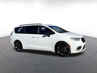 Used 2025 Chrysler Pacifica Limited video 2