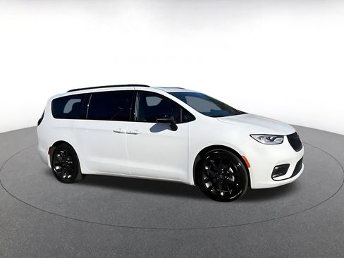 Used 2025 Chrysler Pacifica Limited image 2