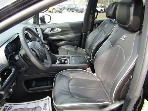 Used 2025 Chrysler Pacifica Limited FWD image 11