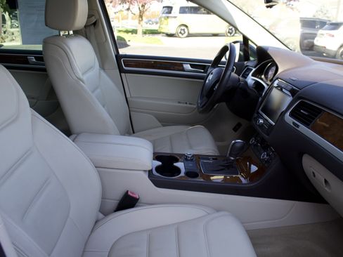 Used 2012 Volkswagen Touareg TDI image 38