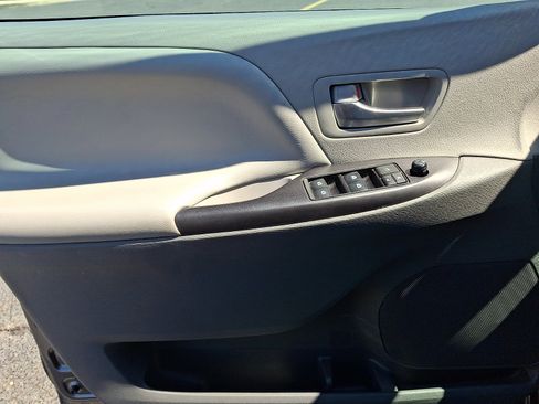 Used 2020 Toyota Sienna LE FWD image 12
