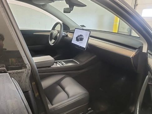 Used 2022 Tesla Model Y Long Range image 11