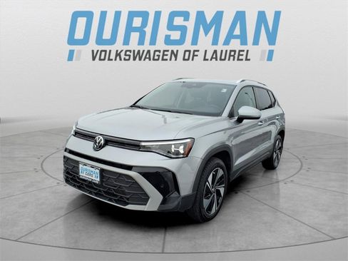 Used 2025 Volkswagen Taos SE w/ Panoramic Sunroof Package image 5