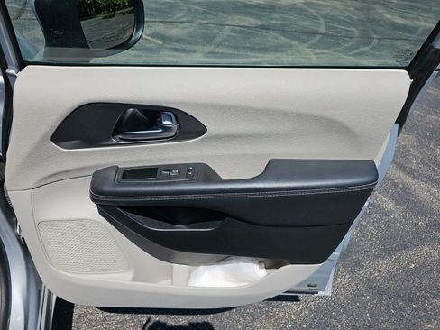 Used 2023 Chrysler Pacifica Touring-L FWD image 13